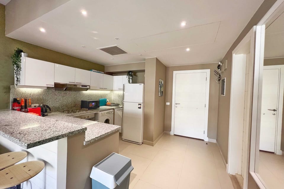 Basic Apartment | Private kitchen | Fridge, microwave, oven, stovetop