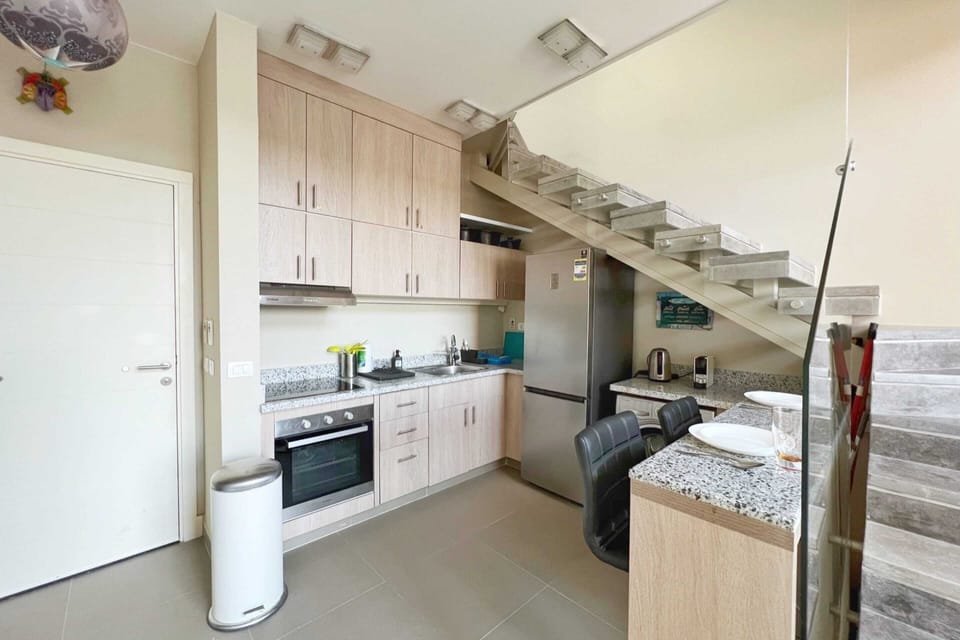 Basic Apartment | Private kitchen | Fridge, microwave, oven, stovetop
