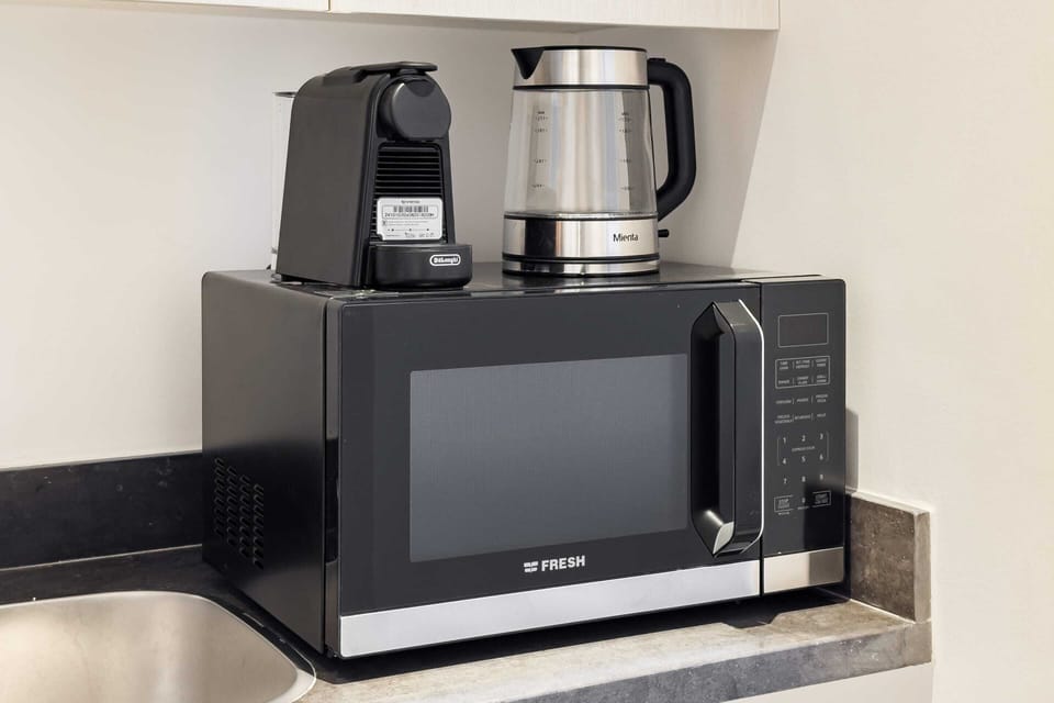 Basic Apartment | Microwave