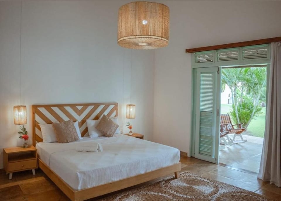 Bungalow | In-room safe, desk, laptop workspace, blackout drapes