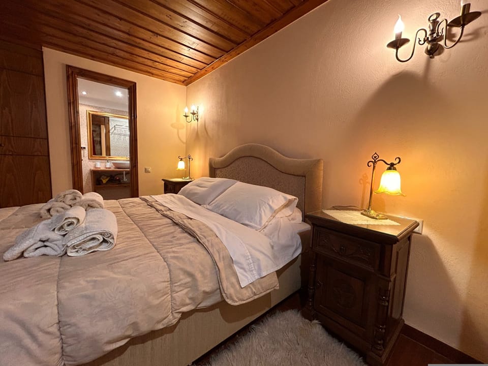 House | 2 bedrooms, desk