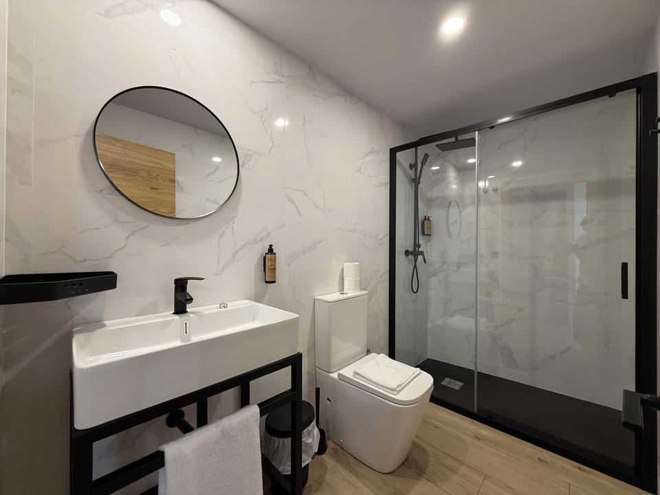 Superior Room, City View | Bathroom | Shower, towels, soap, shampoo