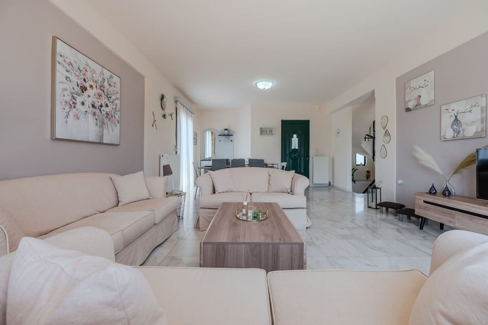 Villa, 4 Bedrooms, Private Pool, Mountain View | Living room | 32-inch flat-screen TV with digital channels