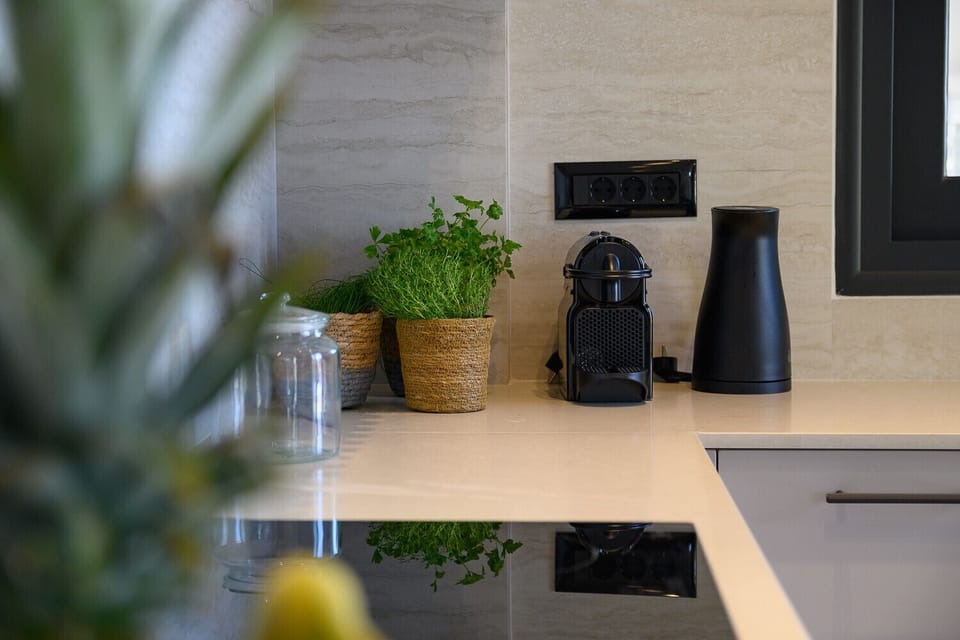Microwave, espresso maker, coffee/tea maker, electric kettle