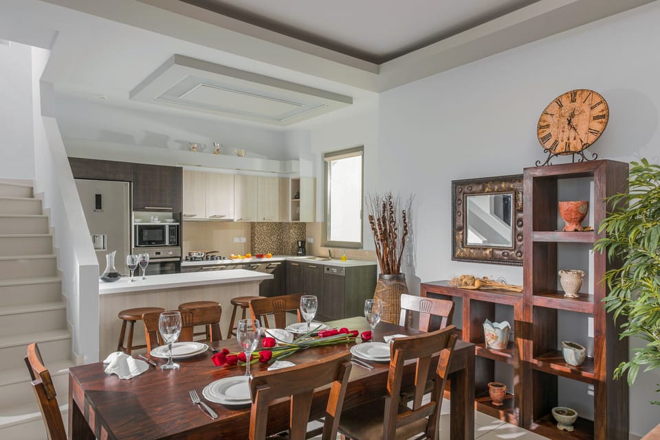 Villa, 5 Bedrooms, Fireplace, Sea View | In-room dining