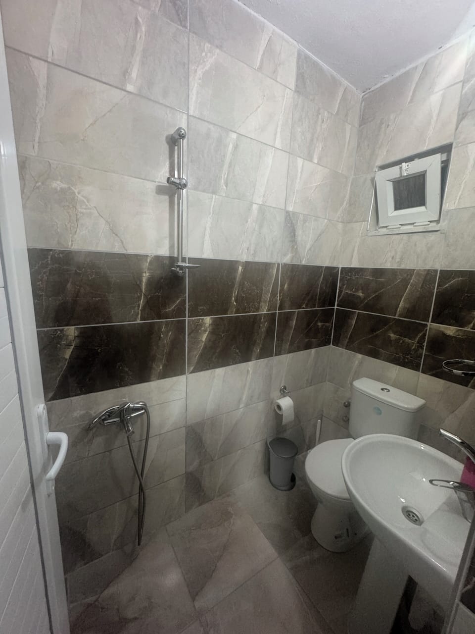 Room, Multiple Beds | Bathroom | Shower, soap, shampoo