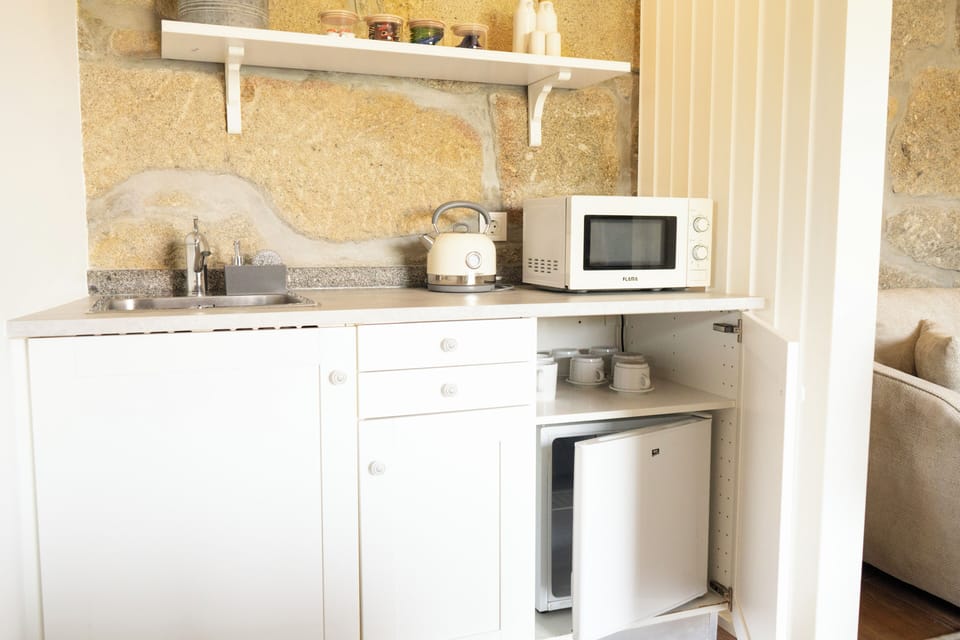Deluxe Suite, 1 King Bed | Private kitchen | Highchair