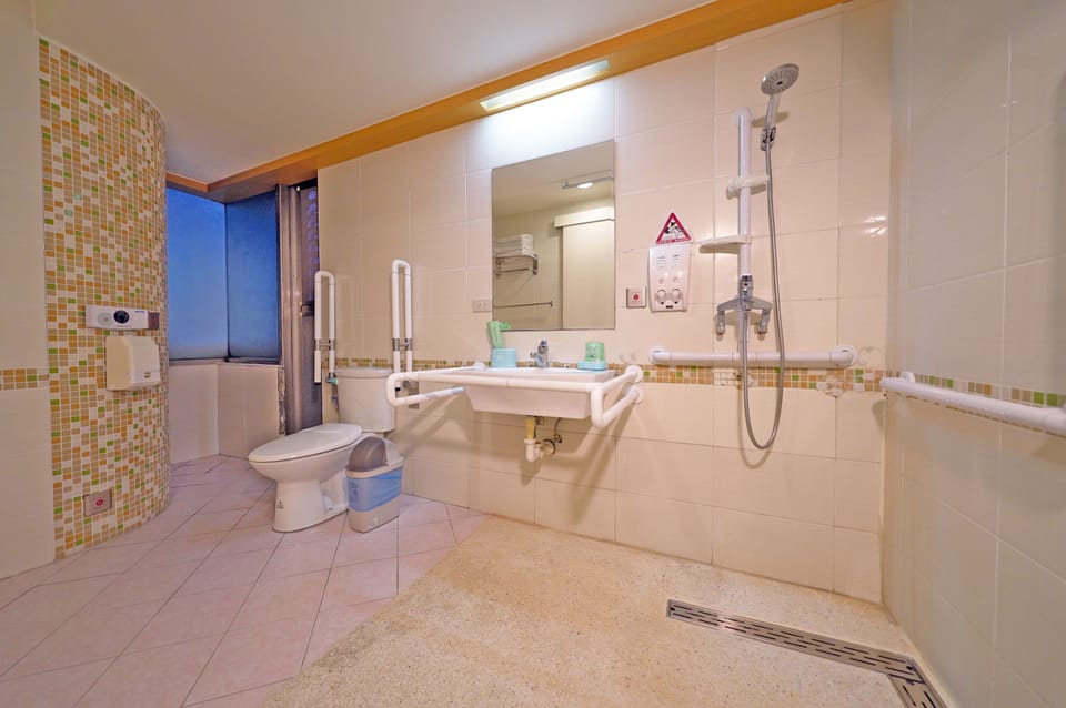 Deluxe Quadruple Room, 1 Bedroom, Accessible | Bathroom | Shower, hair dryer, slippers, towels