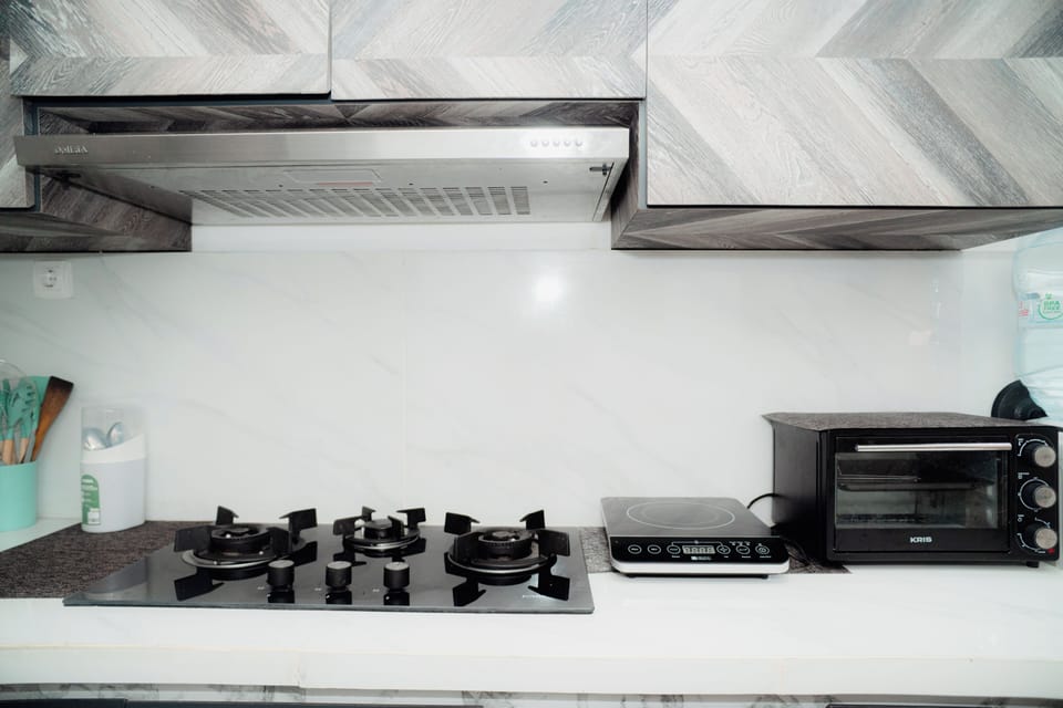 Family Townhome | Private kitchen | Fridge, cookware/dishes/utensils