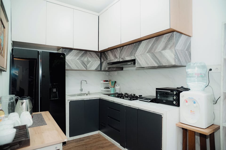 Family Townhome | Private kitchen | Fridge, cookware/dishes/utensils