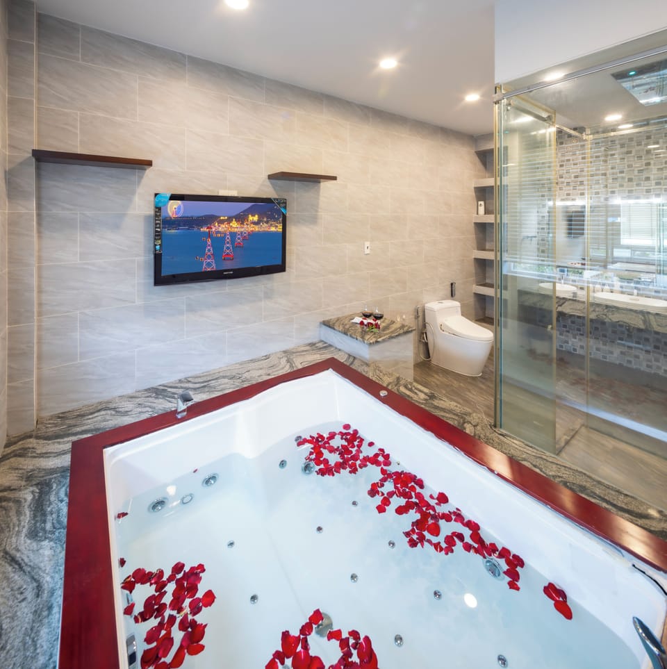 Royal Studio Suite | Bathroom | Shower, hair dryer, slippers, bidet