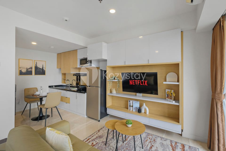Apartment, 1 Bedroom, Courtyard View | Living room | 43-inch Smart TV with cable channels, Netflix, streaming services