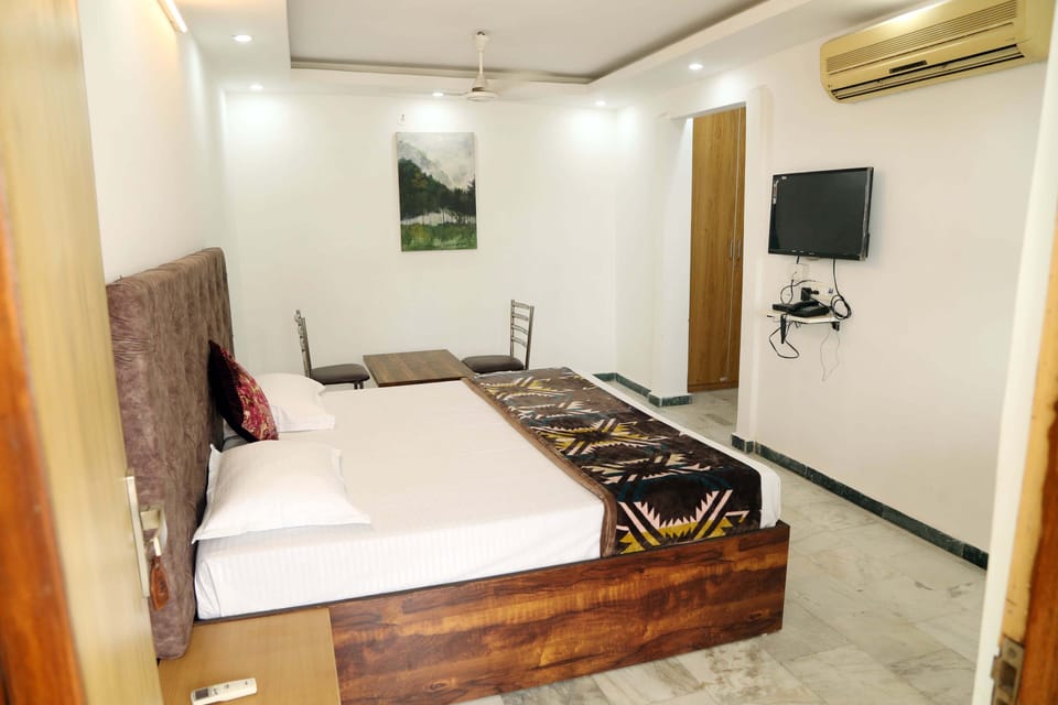 Deluxe Room, City View | Premium bedding, down comforters, memory foam beds