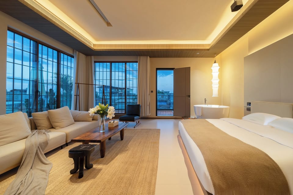 Deluxe Suite, Courtyard View | Desk, WiFi (free)