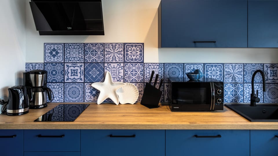 Apartament (E8) | Private kitchen | Fridge, stovetop, electric kettle, cookware/dishes/utensils