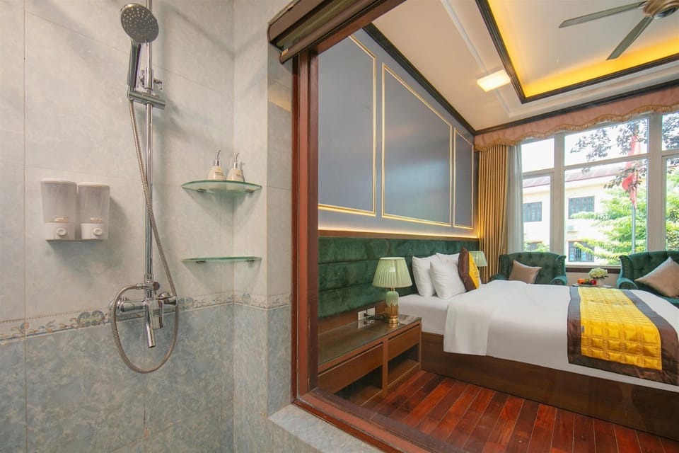 Deluxe Double Room, Courtyard View | Bathroom | Shower, free toiletries, hair dryer, bathrobes