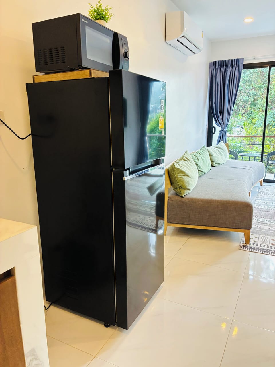 Luxury Apartment, Mountain View | Private kitchen | Fridge, microwave, stovetop, cookware/dishes/utensils