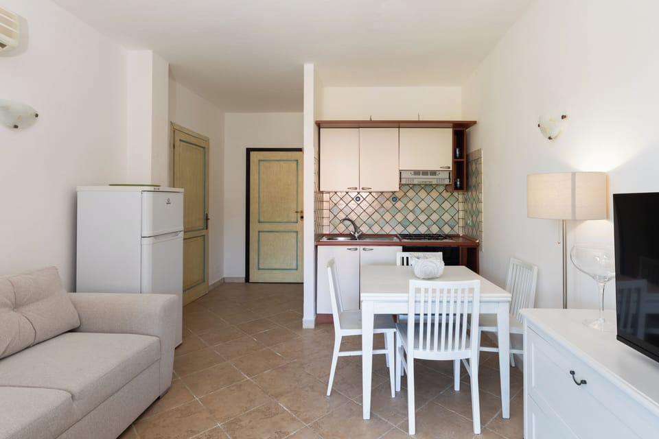 Apartment, 2 Bedrooms, Patio | Private kitchen | Fridge, oven, stovetop, cookware/dishes/utensils