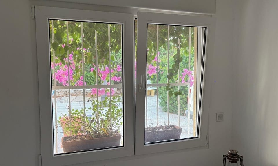 Comfort Villa, Garden View | Blackout drapes, iron/ironing board, WiFi (free), bed sheets