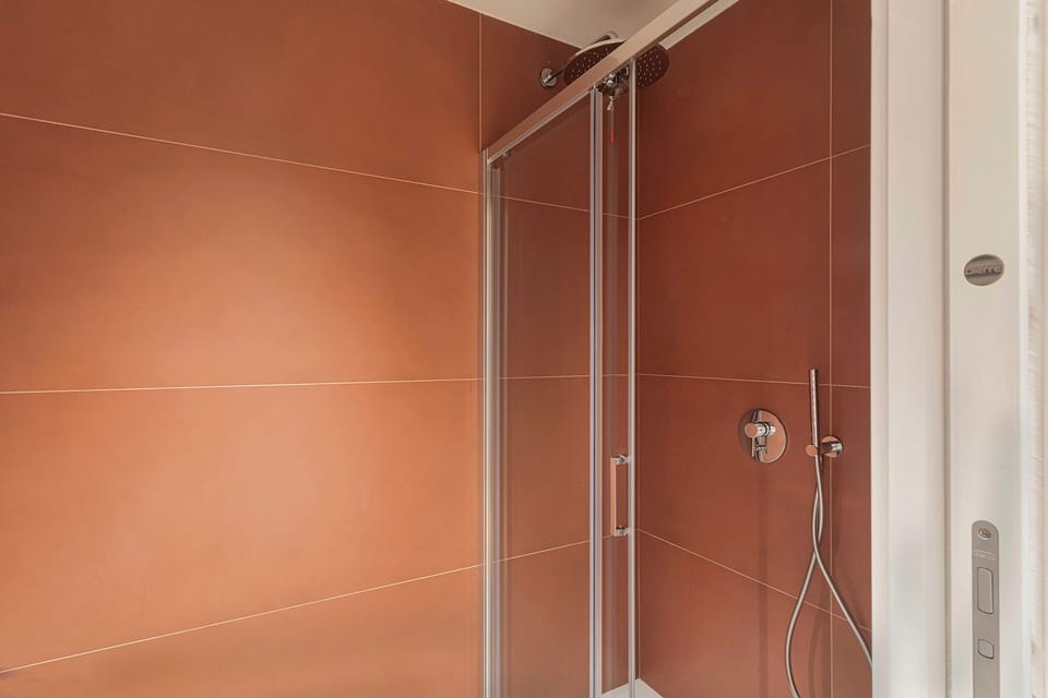Studio | Bathroom | Shower, hair dryer, towels, soap