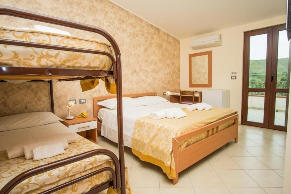Classic Quadruple Room | Desk, free WiFi