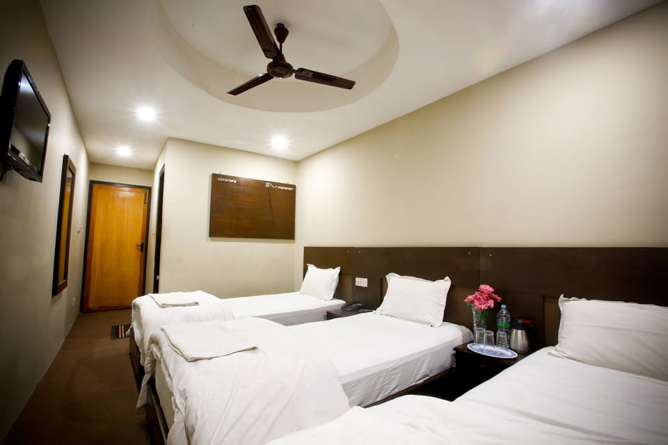 Standard Triple Room, 3 Twin Beds, Private Bathroom | Desk, iron/ironing board, free WiFi