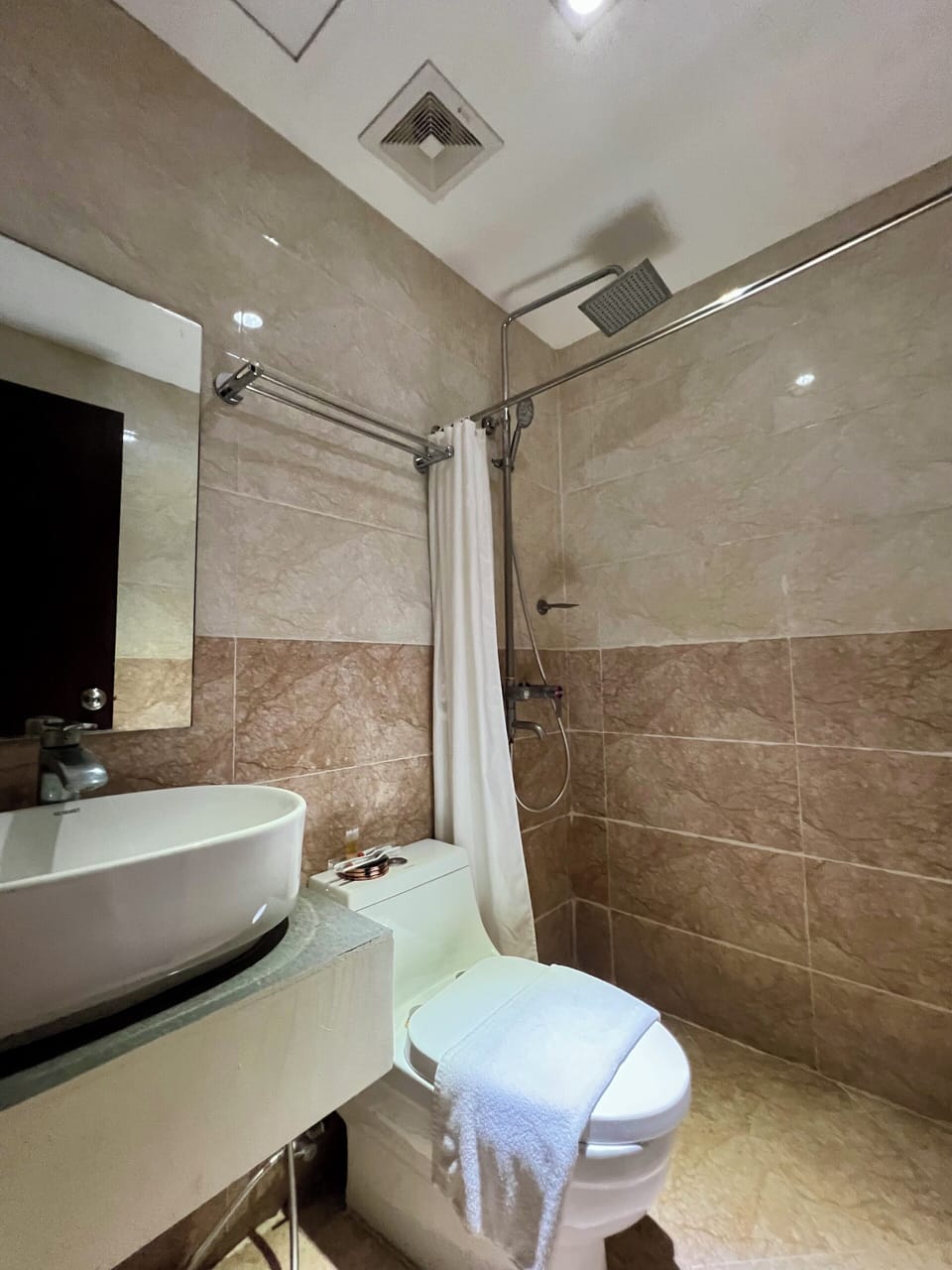 Superior Room | Bathroom | Shower, rainfall showerhead, free toiletries, bidet