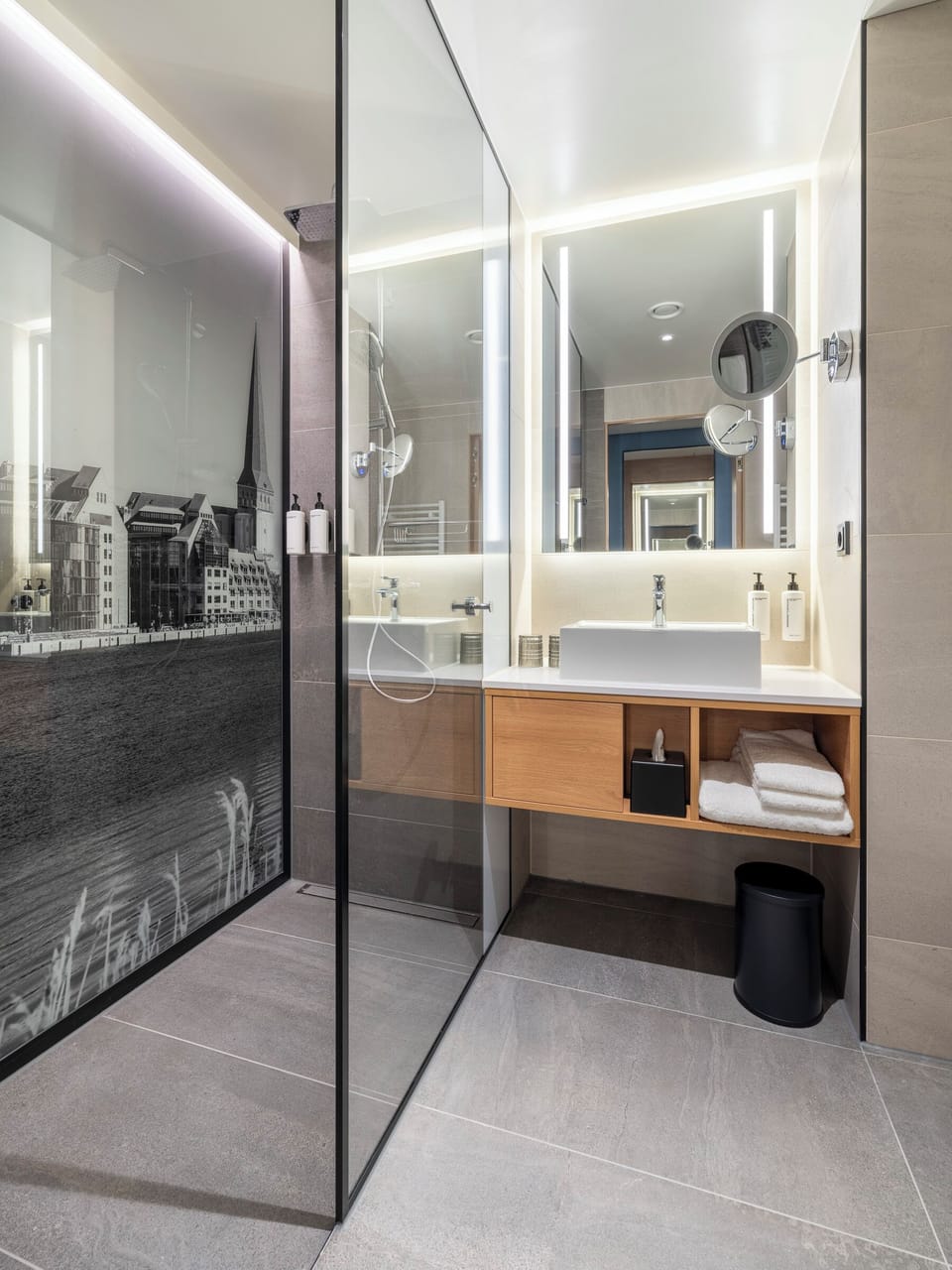 Shower, rainfall showerhead, free toiletries, hair dryer