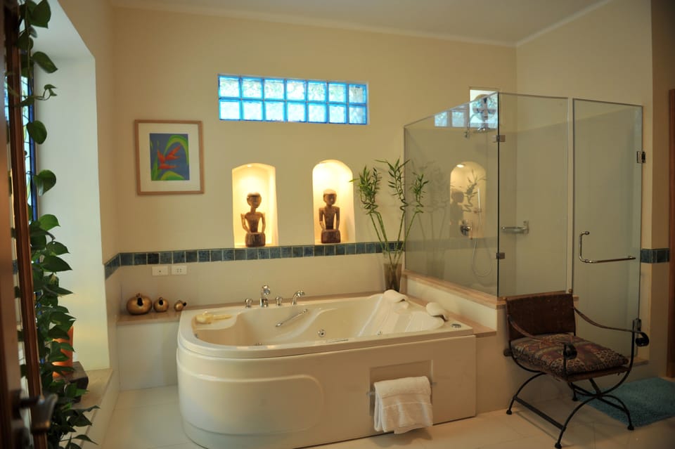 Deep soaking bathtub