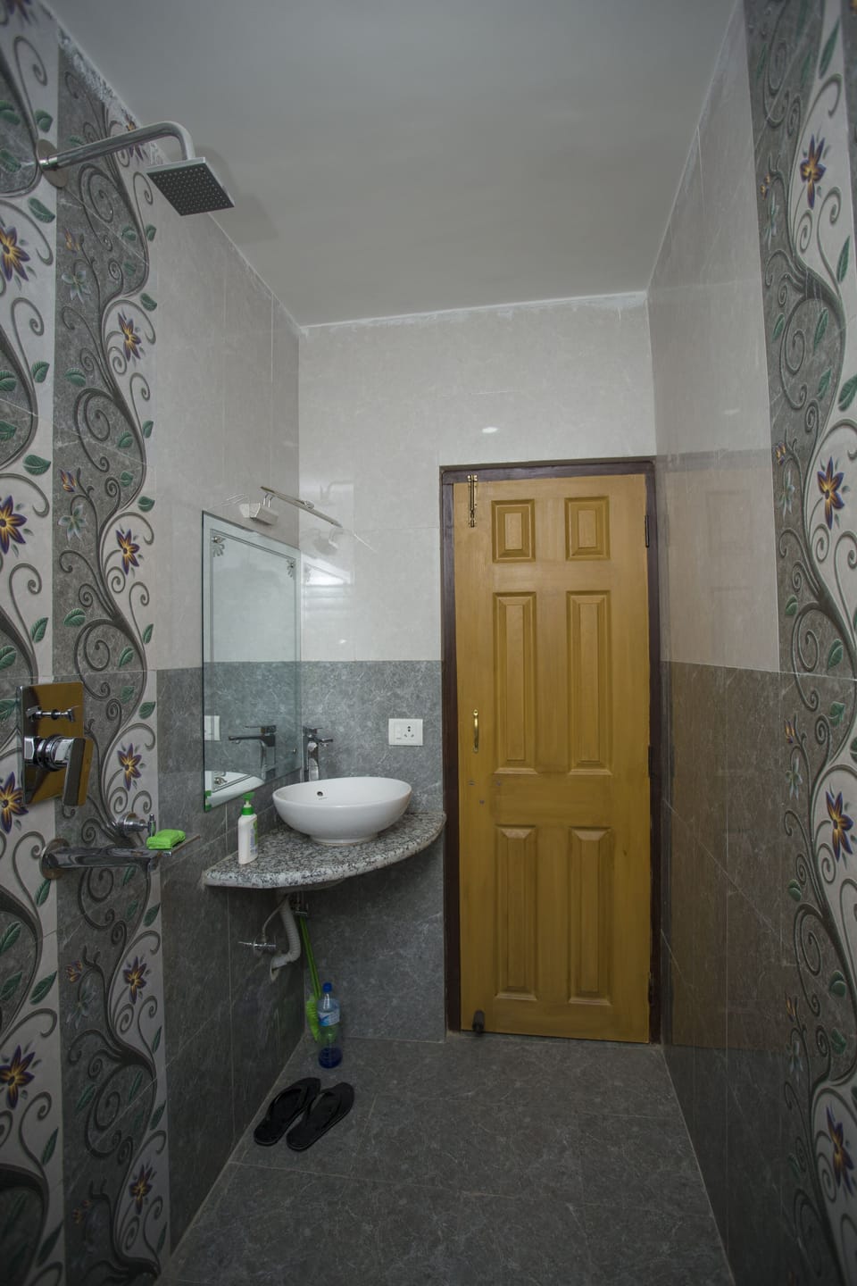 Deluxe Room | Bathroom | Shower, bathrobes, slippers, bidet