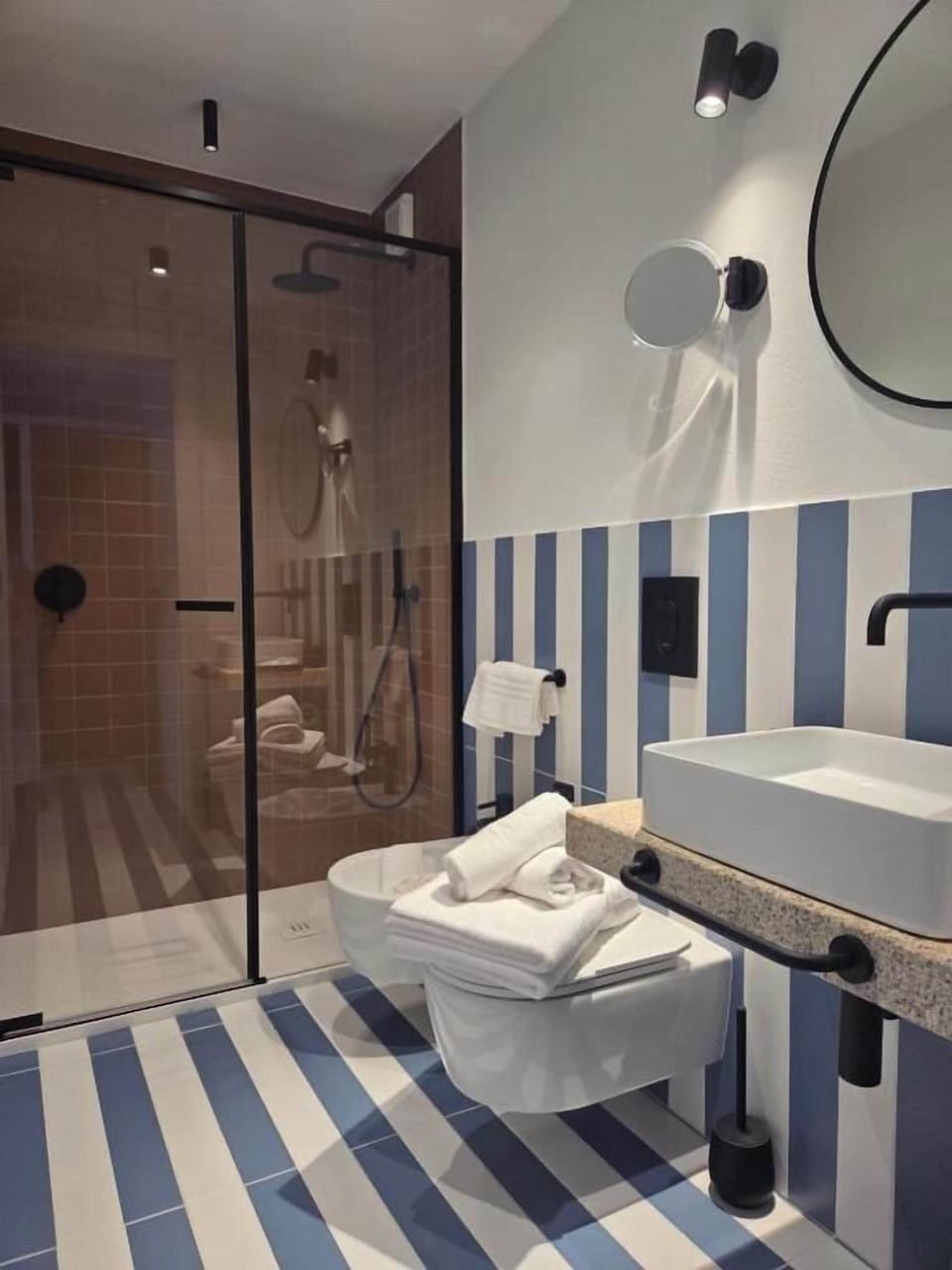 Shower, rainfall showerhead, free toiletries, hair dryer