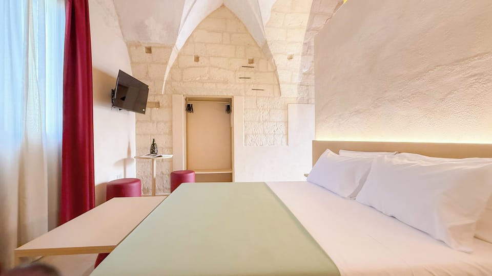 Deluxe Room, City View | Premium bedding, minibar, in-room safe, desk