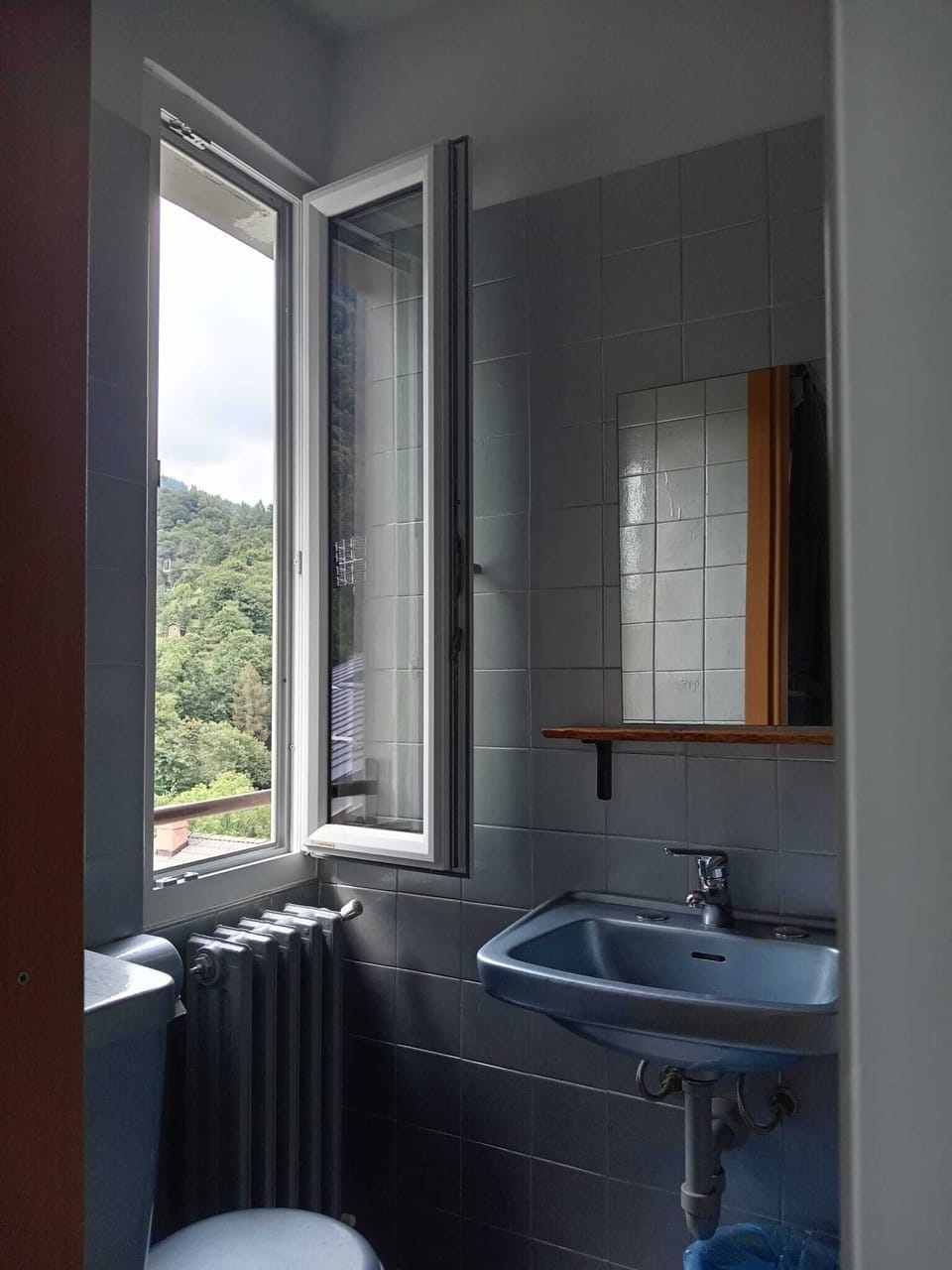 Basic Room, City View | Bathroom | Soap, shampoo, toilet paper