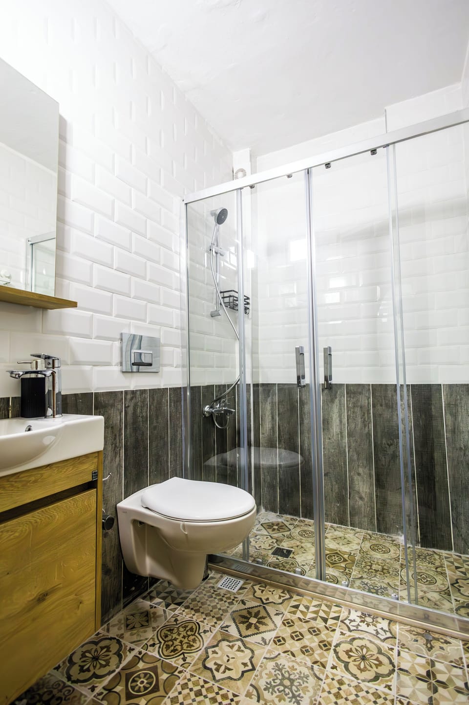 Classic Double Room, Courtyard View | Bathroom | Combined shower/tub, hair dryer, slippers, towels