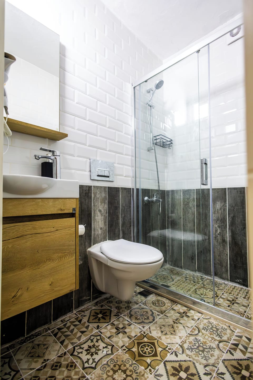 Combined shower/tub, hair dryer, slippers, towels