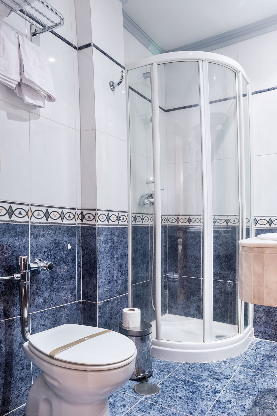 Triple Room | Bathroom | Shower, free toiletries, hair dryer, towels