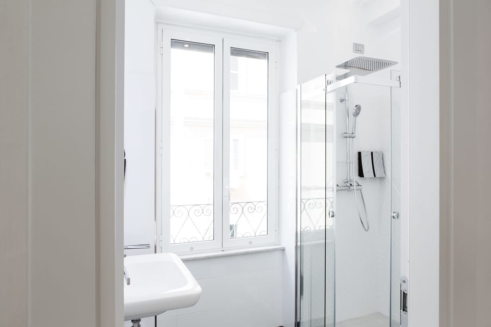 Family Room | Bathroom | Shower, rainfall showerhead, free toiletries, hair dryer