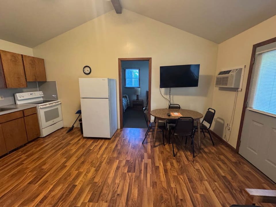 Cottage | Private kitchen | Microwave