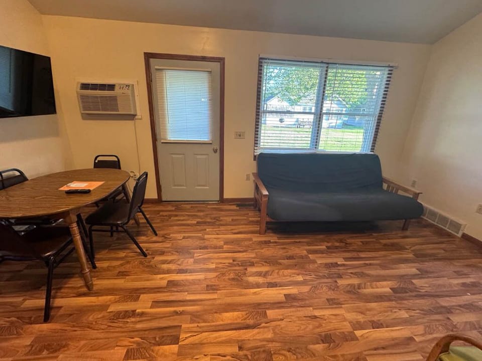 Cottage | Living area | TV