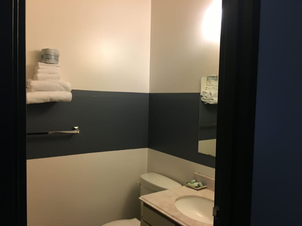Deluxe Room, 1 Queen Bed, Mountain View | Bathroom | Combined shower/tub, free toiletries, towels