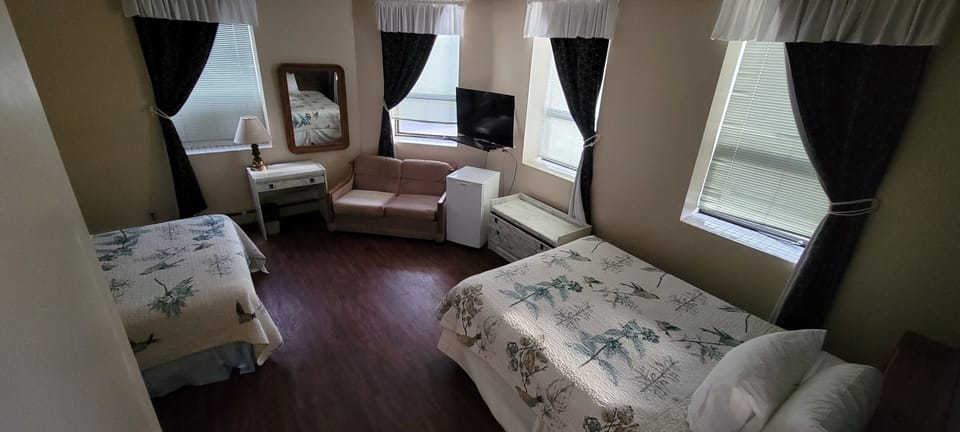 Family Room, Multiple Beds | Desk, WiFi (free), bed sheets