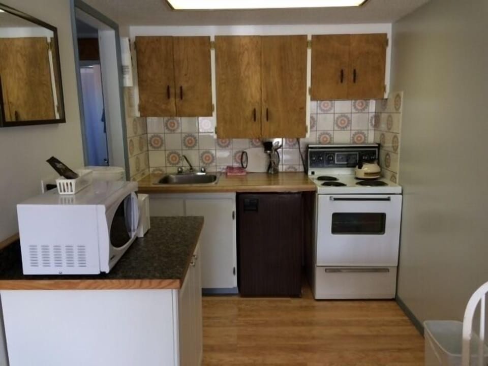 Coffee/tea maker, refrigerator (on request), microwave