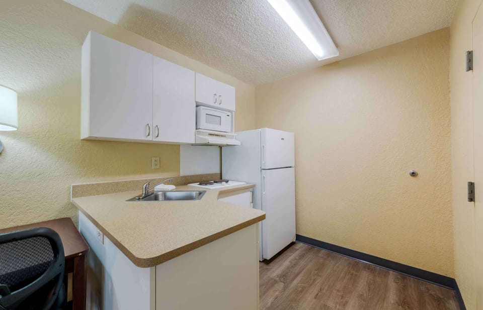 Studio, 1 Queen Bed, Non Smoking | Desk, iron/ironing board, free WiFi, bed sheets