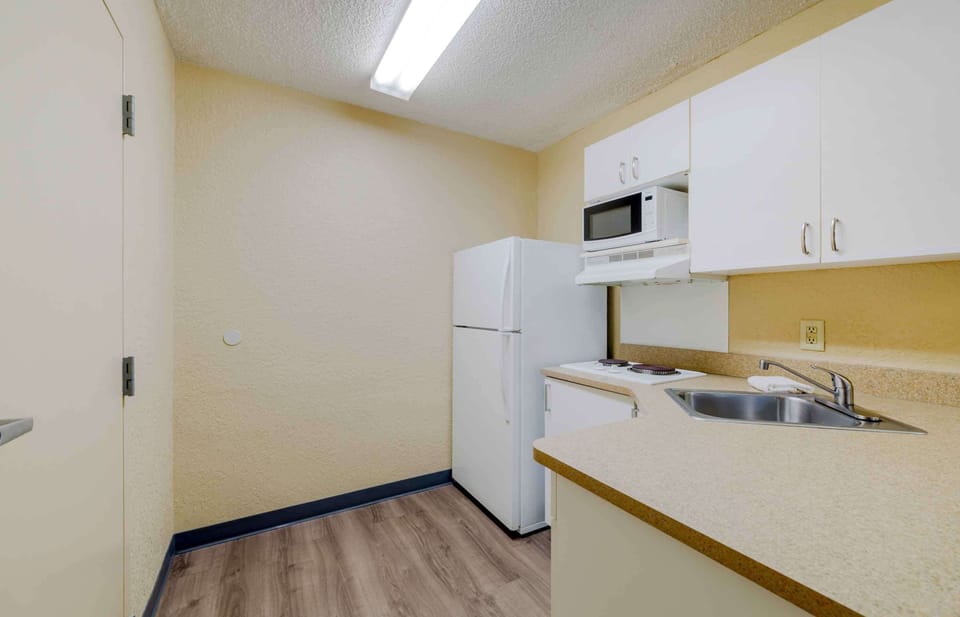 Studio, 2 Double Beds, Non Smoking | Desk, iron/ironing board, free WiFi, bed sheets