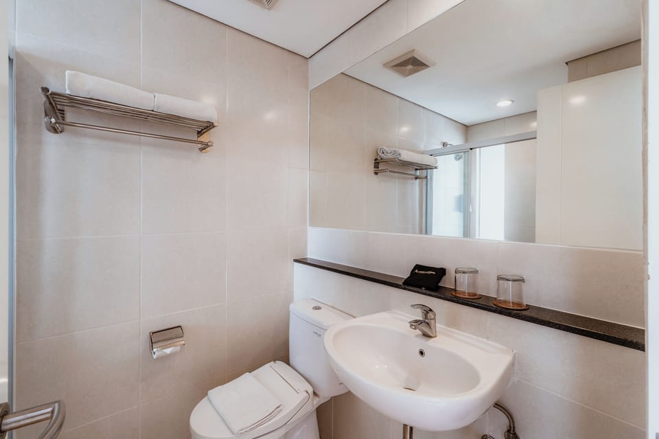 Deluxe Double Room | Bathroom | Shower, free toiletries, slippers, towels