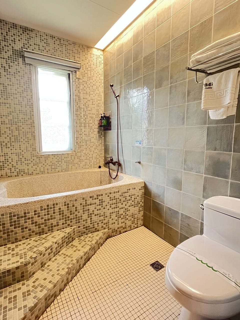 Superior Double Room, Balcony, Courtyard View | Bathroom | Slippers