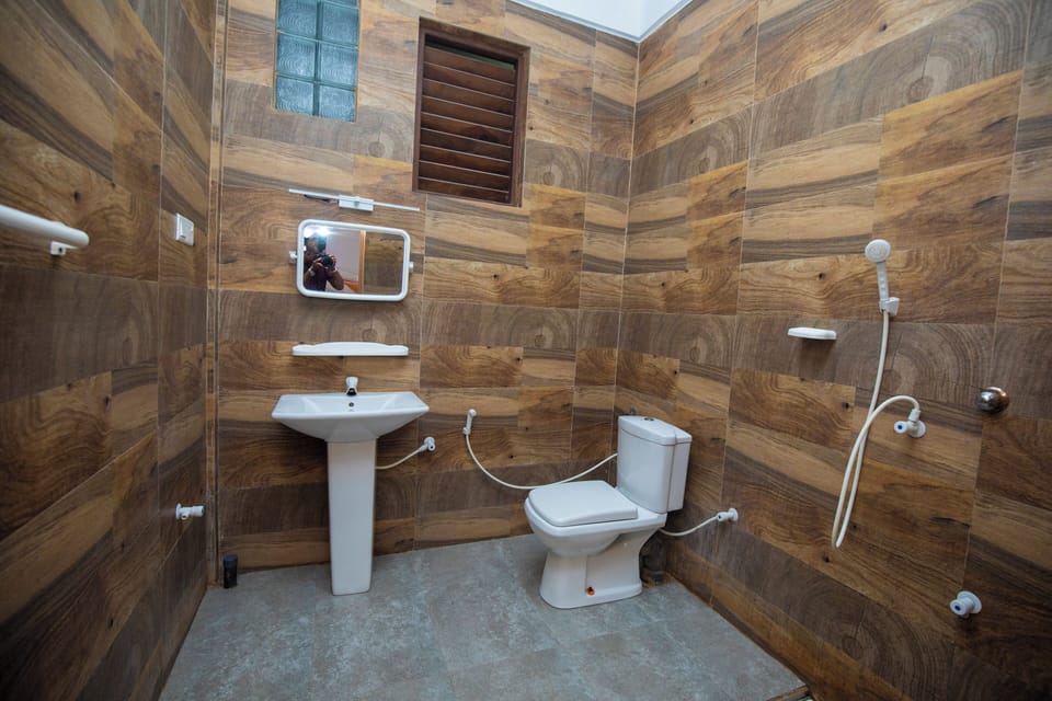 Deluxe Quadruple Room, 2 Double Beds, Air conditioning, Garden View | Bathroom | Shower, hydromassage showerhead, bidet, towels