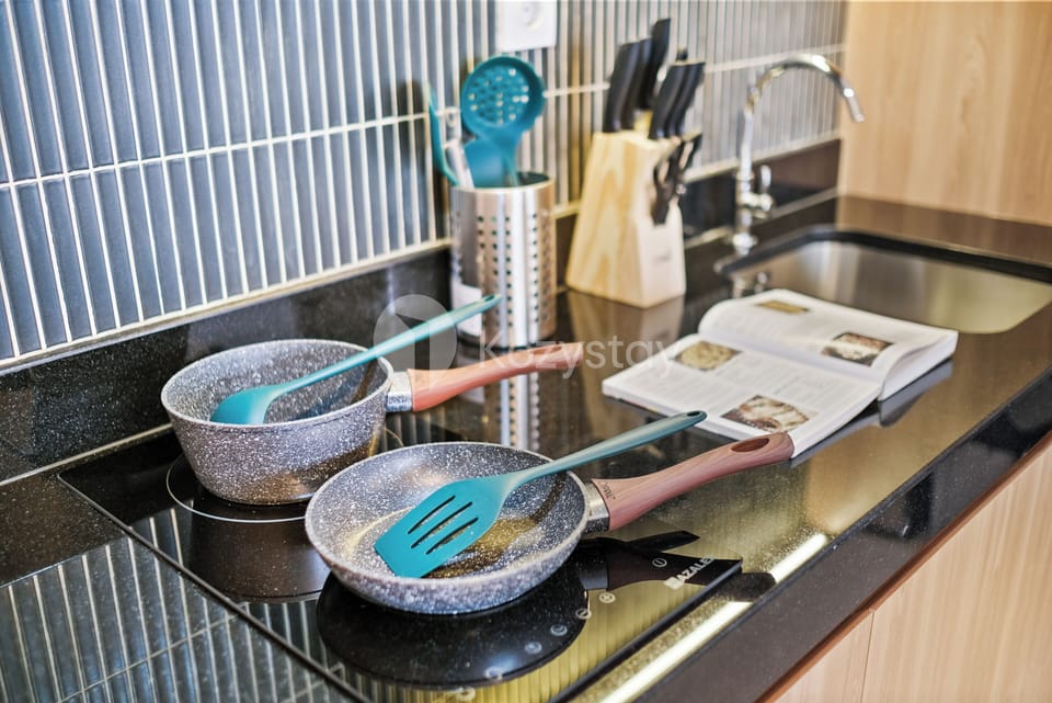 Apartment, 1 Bedroom, City View | Private kitchen | Full-size fridge, microwave, stovetop, rice cooker