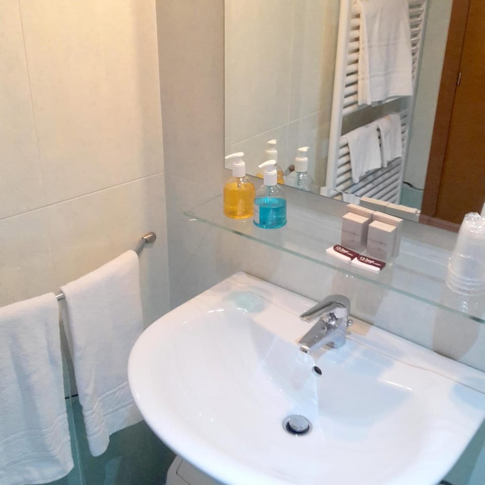 Shower, free toiletries, hair dryer, bidet