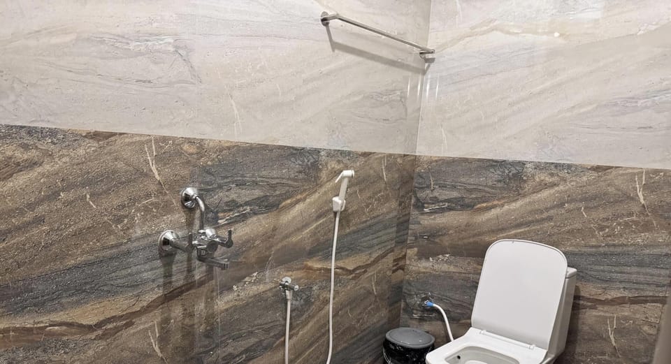 Family Room, 1 Bedroom | Bathroom | Shower, free toiletries, bathrobes, bidet